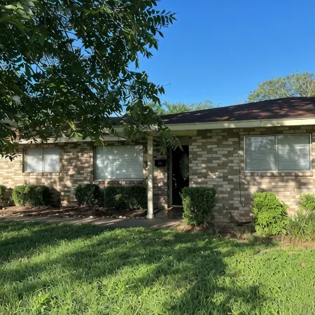 Spacious 4bedroom in charming downtown Bastrop for gathering w family & friends