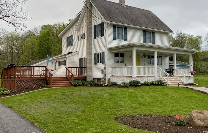 Pet friendly 4-bedroom cottage in fabulous Penn Yan with WiFi, AC and more