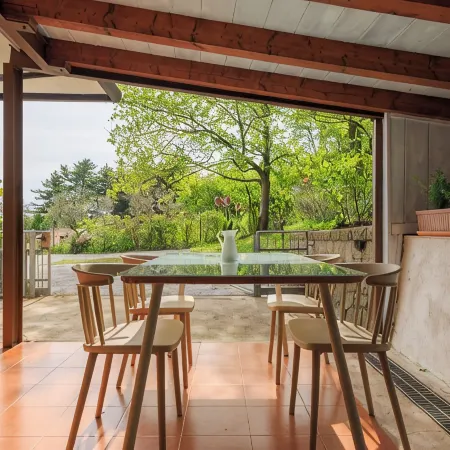 Elegant Euganean Hills apartment with garden view