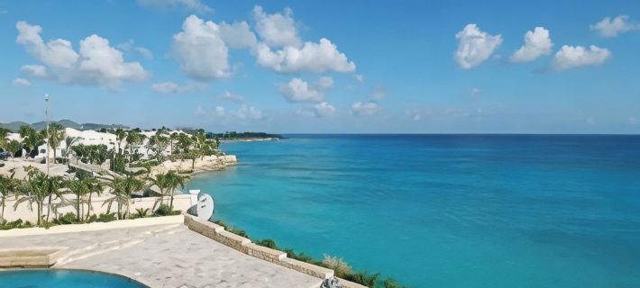 Spacious Family-Friendly Retreat with Private Beach & Stunning Ocean Views. Hotels in Lowlands