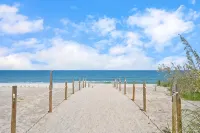 17 Palms Beach House with heated private pool and Tiki hut bar