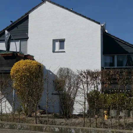 Idyllic location on the Wennsee and 10 min walk to the beach with beautiful garden.