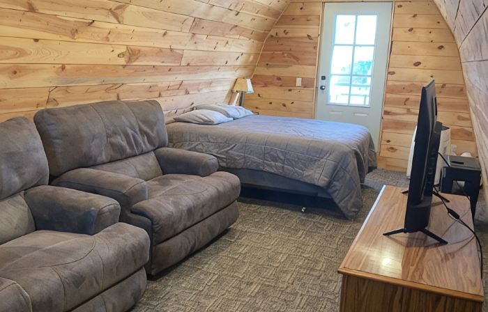 The Little Red Barn - Lakeside Tiny Home Rental -Sleeps 4 - Spiral Staircase