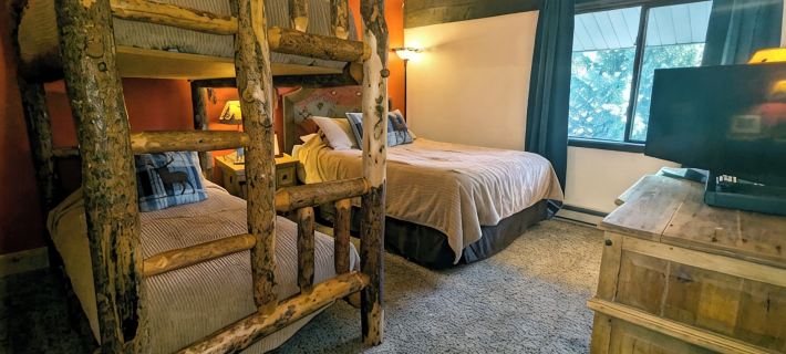 Spacious Condo w/ FREE WiFi, Parking, Heated Pool, Hot Tubs, Skier Shuttles Hotéis em Avon