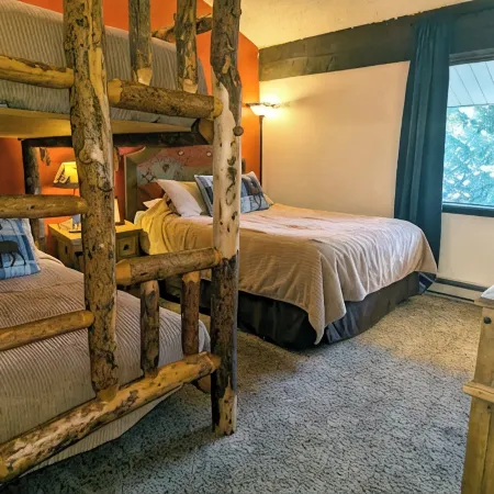 Spacious Condo w/ FREE WiFi, Parking, Heated Pool, Hot Tubs, Skier Shuttles