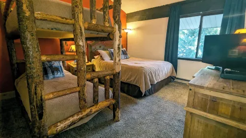 Spacious Condo w/ FREE WiFi, Parking, Heated Pool, Hot Tubs, Skier Shuttles