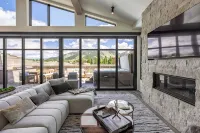 Eagle’s Perch - Top Floor 3 Br Luxury Residence