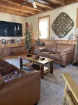 Cozy Log-beamed cabin near Yellowstone and Ennis’ World class  Madison River - WiFi