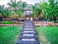 Luxury Palm Tree Two / 3 King Beds, Put Put Golf, Heated Pool, 7 Person Hot Tub Hotels in Apollo Beach