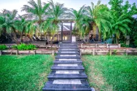 Luxury Palm Tree Two / 3 King Beds, Put Put Golf, Heated Pool, 7 Person Hot Tub