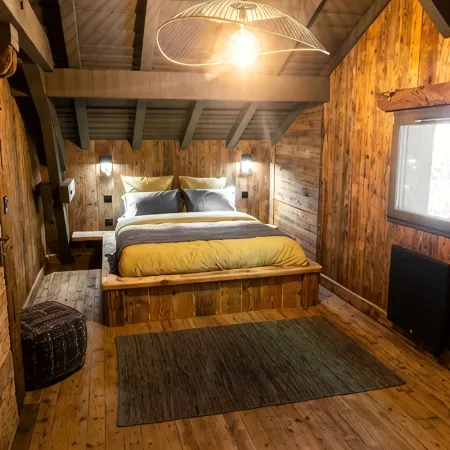 Magnificent chalet on a green island. 2 ponds, private sauna and jacuzzi