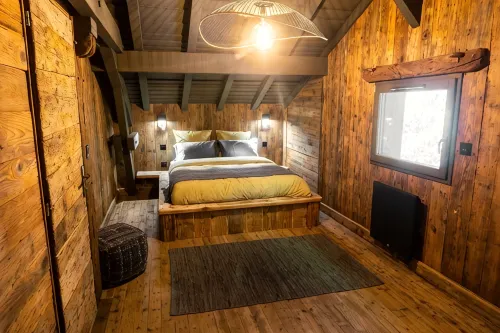 Magnificent chalet on a green island. 2 ponds, private sauna and jacuzzi