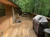 Beautiful Log Cabin. Sleeps 2-8. Reds Landing Boat Ramp .5 mi Away. A+ Fishing.