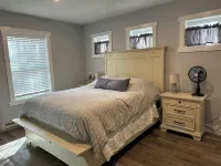 House at Sunshine- Long Lake, 5 Min Walk to Causeway