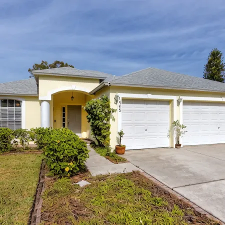 Blue Heron Lakeview Pool Home Close to Clearwater