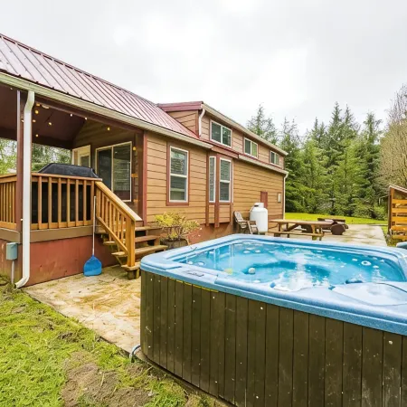ElkCreekInn: creekside tiny home