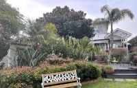 Separate & Self contained apartment in beautiful tropical garden close to beach. - Wifi