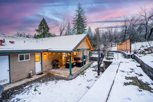 Country Club Hideout - w/ HotTub & King bed - con encanto