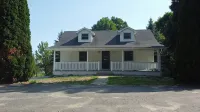 Large farmhouse style cottage located on three acres of waterfront property. - Homestays