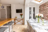Stroll To The City Centre In From Chic Refurbished Townhouse - Wi-Fi