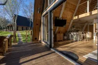 Freya's Cabin peaceful Aframe with hot tub & sauna 15 min to the national park!