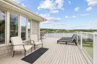 Executive Waterfront Home - con encanto