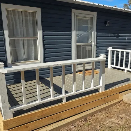 Newly renovated lakehouse sleeps 7 with boathouse, fenced yard and kayaks