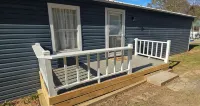 Newly renovated lakehouse sleeps 7 with boathouse, fenced yard and kayaks - Homestays