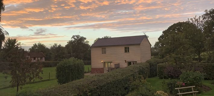 Orchard Cottage. 2-bedroomed cottage.  Short breaks welcome.  Free Wi-Fi โรงแรมในเฮริฟอร์ด