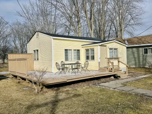 Fisherman's Cottage  with lake access and dock private parking