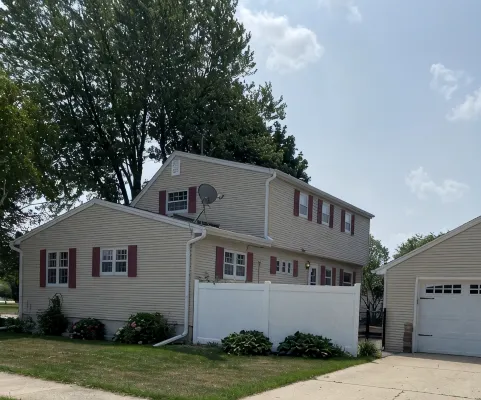 3 bedroom/2 bath home; close to EAA. Large kitchen and outside deck area.