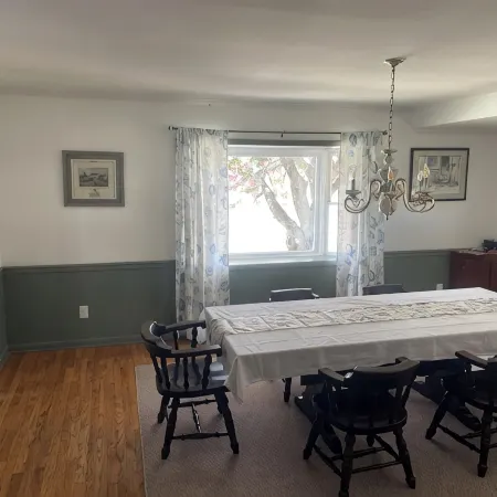 Quaint costal farm cottage, on a working farm, just mere miles from beaches!