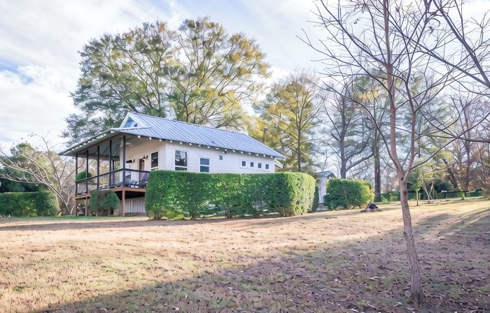 Huguenot Lake Front Cottage on Lake O' the Pines- 2 bedroom, 2 bath with a loft