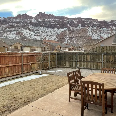 Sunset Moab 3 Bedroom 2 Bath Home- AC, Seasonal Pool, Yr Round Hot Tub, Sleeps 8