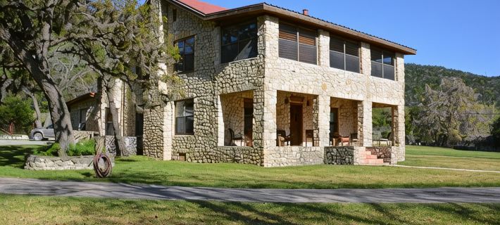 SPECTACULAR LODGE ON PRIVATE RANCH. PERFECT FOR SMALL AND LARGE GATHERINGS! リアルのホテル