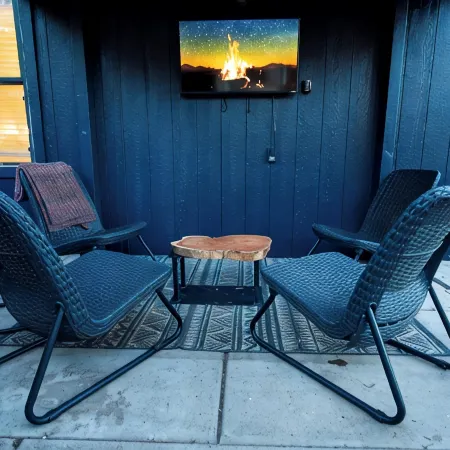 Modern & Private-Outdoor Theatre, A/C, King Bed