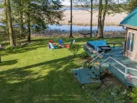 Stunning Lakeview Home: 2Br+Loft, Kayaks, Fire Pit & Shaded Yard – Pet Friendly! Hotels in Hounsfield