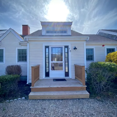Newly updated cozy condo, conveniently located near stunning beaches