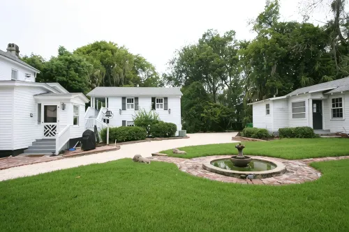 Carriage House under Live Oaks in historic Beaufort SC - balcony