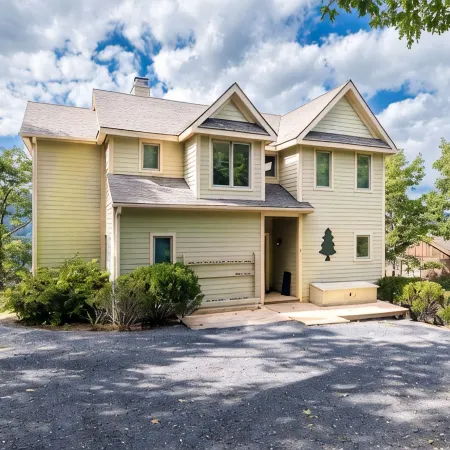 Luxury Black Bear Lodge: Stunning 4 Season Mountain Views! Perfect for Families.