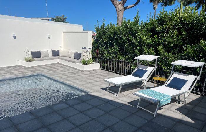 Villa Giuliana luxury home: swimming pool, solarium, barbecue. A few steps from the sea