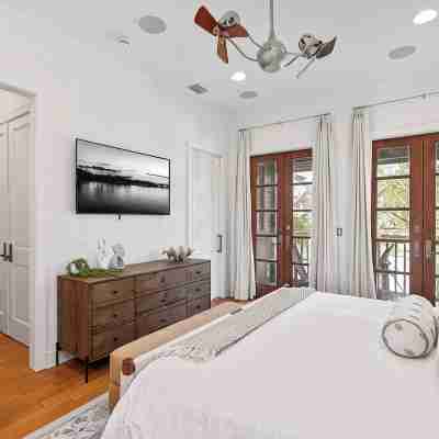 "Lovely 4-Bed Beach House in Tranquil Rosemary Beach" 2 blocks from the beach Rooms