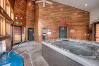 Panoramic Mountain View Retreat w/ Hot Tub - 3/3 Designer Home Hike and Bike!