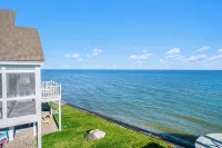 Lakefront Lux Home, Min to Downtown, Scenic View