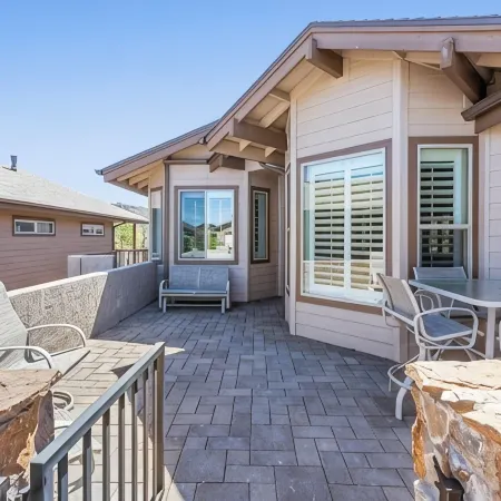 Beautiful Model home 2 minutes to town, golf and hiking. Perfect for families!