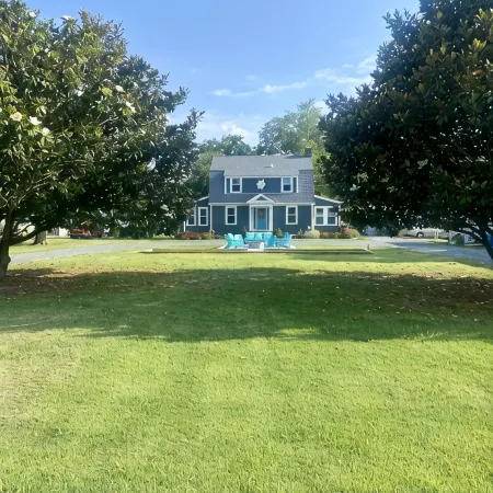 Minutes to the BEACH! Boat friendly, fire pit, bocci & large yard for famly fun!