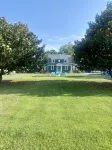 Minutes to the BEACH! Boat friendly, fire pit, bocci & large yard for famly fun!
