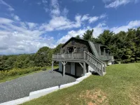 Escape to the Clouds: The Berry Barn Awaits You! Hotele w: Pine Swamp