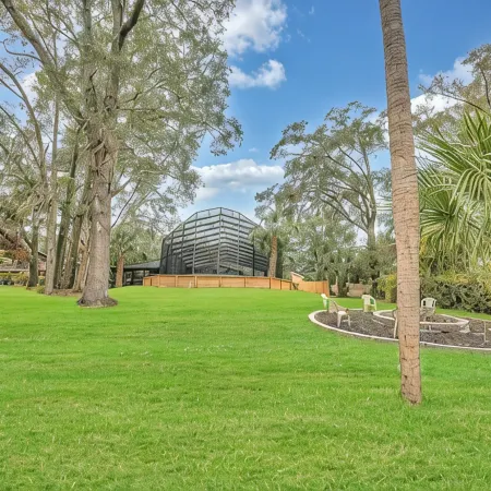 Beautiful Lake getaway with pool, upgraded, pet friendly with lots of extras!!