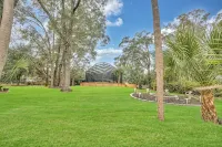 Beautiful Lake getaway with pool, upgraded, pet friendly with lots of extras!!